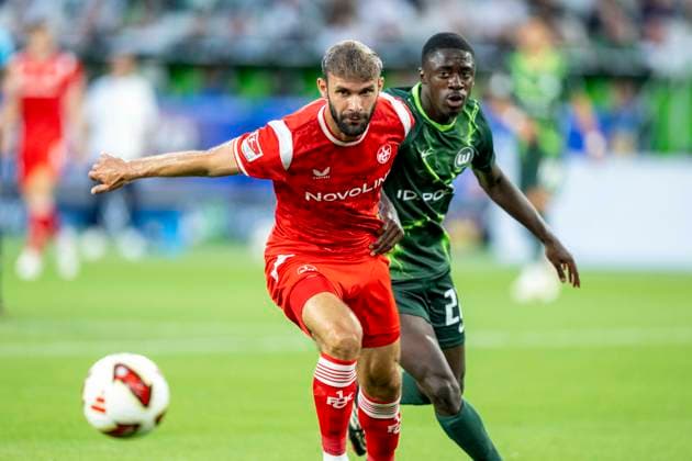 08.08.2026: Fußball, 2. Bundesliga: VfL Wolfsburg - 1. FC Kaiserslautern, 1. Spieltag in der Volkswagen Arena. Simon Asta (1. FC Kaiserslautern) (l) und Sael Kumbedi (VfL Wolfsburg) kämpfen um den Ball. WICHTIGER HINWEIS: Gemäß den Vorgaben der DFL und des DFB ist es untersagt, in dem Stadion und oder vom Spiel angefertigte Fotoaufnahmen in Form von Sequenzbildern und oder videoähnlichen Fotostrecken zu verwerten bzw. verwerten zu lassen. *** August 8, 2026 Soccer, 2. Bundesliga: VfL Wolfsburg vs. 1. FC Kaiserslautern, Matchday 1 at the Volkswagen Arena: Simon Asta (1. FC Kaiserslautern) and Sael Kumbedi (VfL Wolfsburg) battle for the ball. IMPORTANT NOTICE: In accordance with the guidelines of the DFL and the DFB, it is prohibited to use or allow the use of photographs taken in the stadium and or during the game in the form of sequential images and or video-like photo series Copyright: xDavidxInderliedx