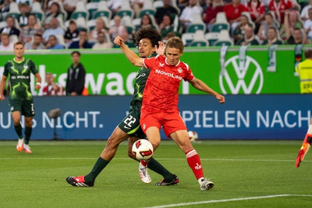 Deutschland: Fussball 2. Bundesliga, 1. Spieltag 2026 2027, VfL Wolfsburg - 1. FC Kaiserslautern am 08.08.2026 in Wolfsburg (Volkswagen-Arena): Naatan Skyttä (1. FC Kaiserslautern, 15) Mathys Angely (VfL Wolfsburg, 22) im Zweikampf Wolfsburg Volkswagen Arena Deutschland *** German Soccer 2. Bundesliga, Matchday 1, 2026–2027, VfL Wolfsburg vs. 1. FC Kaiserslautern on August 8, 2026, at the Volkswagen Arena in Wolfsburg: Naatan Skyttä (1. FC Kaiserslautern), Mathys Angely (VfL Wolfsburg), No. 22 in a tackle at the Volkswagen Arena in Wolfsburg, Germany Copyright: xSvenxHeidmannx
