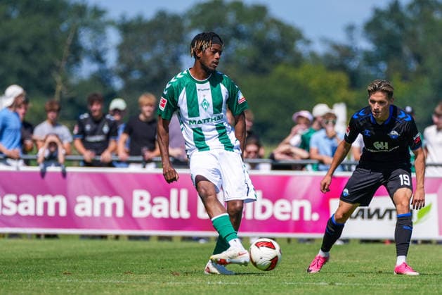 Samuel Mbangula (Werder Bremen, 7), Laurin Curda (SC Paderborn 07, 17), Deutschland: Fussball, Saison 2026 27, erstes Testspiel des Tages, 08.08.2026, Werder Bremen vs SC Paderborn 07, Stadion am Oyther Berg (Oythe, Vechta, Niedersachsen) *** Samuel Mbangula, Werder Bremen, 7, Laurin Curda, SC Paderborn 07, 17, German Soccer, 2026–27 Season, first friendly match of the day, August 8, 2026, Werder Bremen vs. SC Paderborn 07, Stadion am Oyther Berg, Oythe, Vechta, Lower Saxony Copyright: xLeonxFrickx