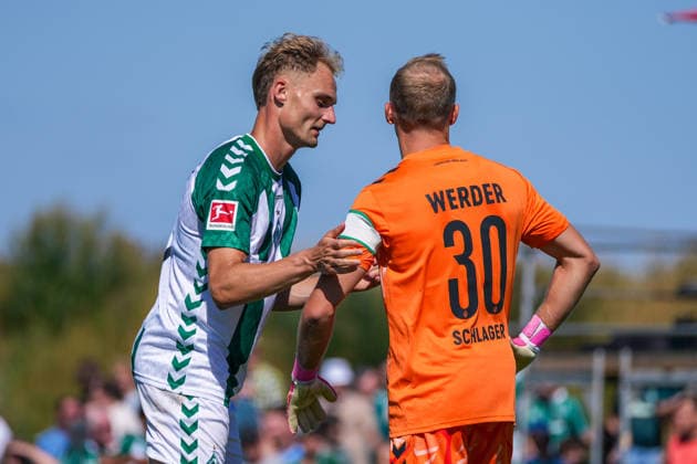 Amos Pieper (Werder Bremen, 5), Alexander Schlager (Werder Bremen, 30) Armbinde, Deutschland: Fussball, Saison 2026 27, zweites Testspiel des Tages, 08.08.2026, Werder Bremen vs SC Paderborn 07, Stadion am Oyther Berg (Oythe, Vechta, Niedersachsen) *** Amos Pieper, Werder Bremen, 5; Alexander Schlager, Werder Bremen, 30 (captain’s armband); German soccer, 2026–27 season; second friendly match of the day, August 8, 2026; Werder Bremen vs. SC Paderborn 07, Stadion am Oyther Berg, Oythe, Vechta, Lower Saxony Copyright: xLeonxFrickx