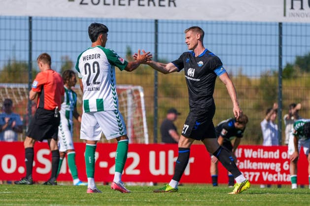 Julian Malatini, Julian Malatini (Werder Bremen, 22), Steffen Tigges (SC Paderborn 07, 27) Handschlag nach Abpfiff, Deutschland: Fussball, Saison 2026 27, zweites Testspiel des Tages, 08.08.2026, Werder Bremen vs SC Paderborn 07, Stadion am Oyther Berg (Oythe, Vechta, Niedersachsen) *** Julian Malatini, Julian Malatini (Werder Bremen), 22, Steffen Tigges (SC Paderborn 07), 27; handshake after the final whistle; German soccer; 2026–27 season; second friendly match of the day; August 8, 2026; Werder Bremen vs. SC Paderborn 07, Stadion am Oyther Berg, Oythe, Vechta, Lower Saxony Copyright: xLeonxFrickx