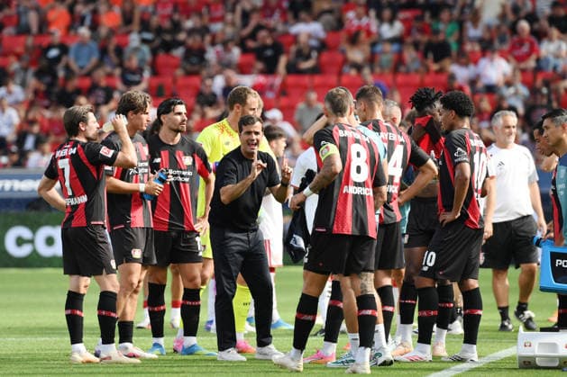 Trainer Carles Martinez (Bayer 04 Leverkusen) gibt seinen Spielern während einer Trinkpause Anweisungen 08.08.2026, Fussball 1. Bundesliga, Saison 2026 2027, Testspiel, Bayer 04 Leverkusen - FC Sevilla 2:1 Leverkusen BayArena Nordrhein Westfalen Deutschland *** Coach Carles Martinez of Bayer 04 Leverkusen gives instructions to his players during a water break, August 8, 2026, Soccer, Bundesliga 1, 2026–2027 season, Friendly Match, Bayer 04 Leverkusen vs. FC Sevilla, 2–1, Leverkusen, BayArena, North Rhine-Westphalia, Germany Team2