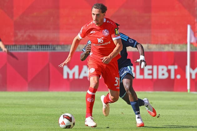Mainz, Deutschland 08. August 2026: Testspiel - 2026 2027 - 1. FSV Mainz 05 gegen Paris FC Im Bild: v. li. im Zweikampf Dominik Kohr (Mainz) gegen Rudy Matondo (Paris). DFL regulations prohibit any use of photographs as image sequences and or quasi-video Bruchwegstadion Rheinland - Pfalz *** Mainz, Germany August 8, 2026 Friendly Match 2026–2027 1 FSV Mainz 05 vs. Paris FC Pictured, from left, in a tackle: Dominik Kohr (Mainz) vs. Rudy Matondo (Paris). DFL regulations prohibit any use of photographs as image sequences and or quasi-video. Bruchwegstadion, Rhineland Palatinate Copyright: xFotostandx xRacochax