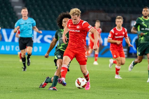 Deutschland: Fussball 2. Bundesliga, 1. Spieltag 2026 2027, VfL Wolfsburg - 1. FC Kaiserslautern am 08.08.2026 in Wolfsburg (Volkswagen-Arena): Mika Haas (1. FC Kaiserslautern, 22) und Mathys Angely (VfL Wolfsburg, 22) im Zweikampf Wolfsburg Volkswagen Arena Deutschland *** German Soccer 2. Bundesliga, Matchday 1, 2026–2027, VfL Wolfsburg vs. 1. FC Kaiserslautern on August 8, 2026, at the Volkswagen Arena in Wolfsburg: Mika Haas of 1. FC Kaiserslautern, 22, and Mathys Angely of VfL Wolfsburg, 22, in a tackle at the Volkswagen Arena in Wolfsburg, Germany Copyright: xSvenxHeidmannx