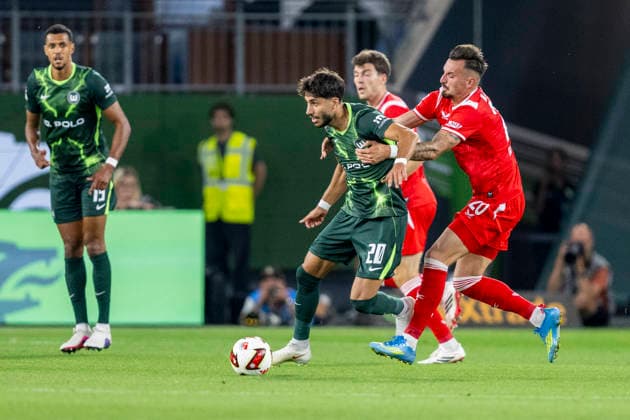 08.08.2026: Fußball, 2. Bundesliga: VfL Wolfsburg - 1. FC Kaiserslautern, 1. Spieltag in der Volkswagen Arena. Muhammed Damar (VfL Wolfsburg) (l) und Mergim Berisha (1. FC Kaiserslautern) kämpfen um den Ball. WICHTIGER HINWEIS: Gemäß den Vorgaben der DFL und des DFB ist es untersagt, in dem Stadion und oder vom Spiel angefertigte Fotoaufnahmen in Form von Sequenzbildern und oder videoähnlichen Fotostrecken zu verwerten bzw. verwerten zu lassen. *** August 8, 2026 Soccer, 2. Bundesliga: VfL Wolfsburg vs. 1. FC Kaiserslautern, Matchday 1 at the Volkswagen Arena: Muhammed Damar (VfL Wolfsburg) and Mergim Berisha (1. FC Kaiserslautern) battle for the ball. IMPORTANT NOTICE: In accordance with the regulations of the DFL and the DFB, it is prohibited to use or allow the use of photographs taken in the stadium and or during the match in the form of sequential images and or video-like photo series Copyright: xDavidxInderliedx