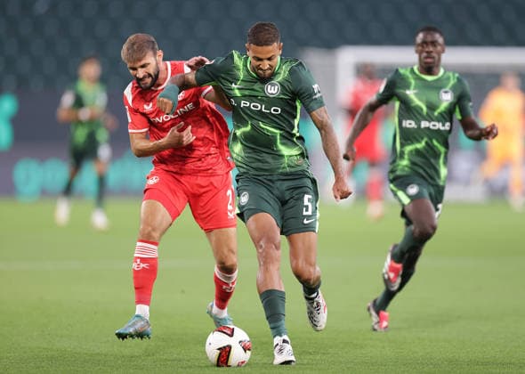 Simon Asta (1.FC Kaiserslautern), Vinicius Souza (VfL Wolfsburg) Fussball, Herren, Saison 2026 2027, 2.Liga, Volkswagenarena, VfL Wolfsburg gegen 1.FC Kaiserslautern DFL REGULATIONS PROHIBIT ANY USE OF PHOTOGRAPHS AS IMAGE SEQUENCES AND OR QUASI-VIDEO. *** Simon Asta, 1. FC Kaiserslautern; Vinicius Souza, VfL Wolfsburg; Soccer, Men s, 2026–2027 Season, 2. Bundesliga, Volkswagen Arena, VfL Wolfsburg vs. 1 FC Kaiserslautern. DFL regulations prohibit any use of photographs as image sequences and or quasi-video.