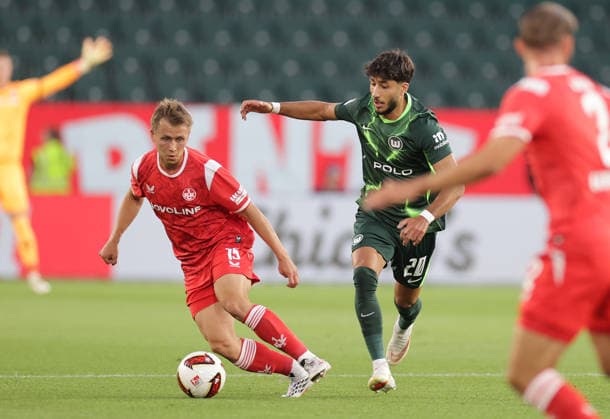 Naatan Skyttae (1.FC Kaiserslautern), Muhammed Damar (VfL Wolfsburg) Fussball, Herren, Saison 2026 2027, 2.Liga, Volkswagenarena, VfL Wolfsburg gegen 1.FC Kaiserslautern DFL REGULATIONS PROHIBIT ANY USE OF PHOTOGRAPHS AS IMAGE SEQUENCES AND OR QUASI-VIDEO. *** Naatan Skyttae, 1. FC Kaiserslautern; Muhammed Damar, VfL Wolfsburg; Soccer, Men s, 2026–2027 Season, 2. Bundesliga, Volkswagen Arena, VfL Wolfsburg vs. 1 FC Kaiserslautern. DFL regulations prohibit any use of photographs as image sequences and or quasi-video.