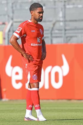 Mainz, Deutschland 08. August 2026: Testspiel - 2026 2027 - 1. FSV Mainz 05 gegen Paris FC Im Bild: Phillipp Mwene (Mainz) steht nachdenklich auf dem Spielfeld. DFL regulations prohibit any use of photographs as image sequences and or quasi-video Bruchwegstadion Rheinland - Pfalz *** Mainz, Germany August 8, 2026 Friendly Match 2026–2027 1 FSV Mainz 05 vs. Paris FC Pictured: Phillipp Mwene. Mainz stands pensively on the field. DFL regulations prohibit any use of photographs as image sequences and or quasi-video. Bruchwegstadion, Rhineland-Palatinate Copyright: xFotostandx xRacochax