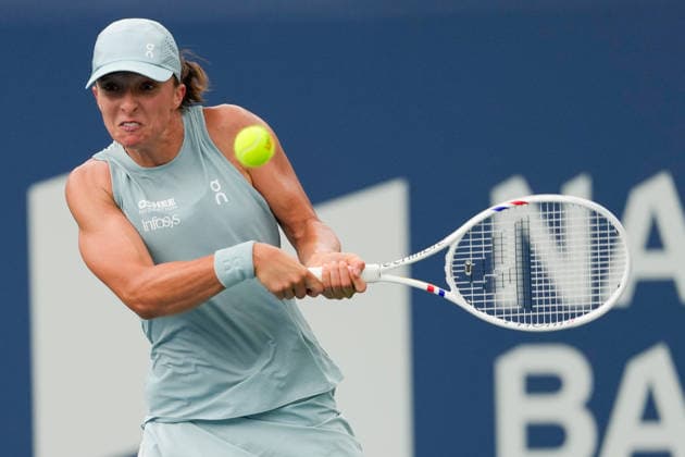 WTA, Tennis Damen Masters 1000 National Bank Open Toronto 2026 - Round of 16 - Day 8 Iga ÅöwiÄÖtek of Poland plays a backhand during the Women™s Singles round of 16 match against Marta Kostiuk of Ukraine on day 8 of the WTA Masters 1000 National Bank Open at Sobeys Stadium on August 8, 2026, in Toronto, Canada. (Photo by Leonardo Ramirez Eyepix Group) Copyright: xLeonardoxRamirezx xEyepixxGroupx LR_06082026_09255