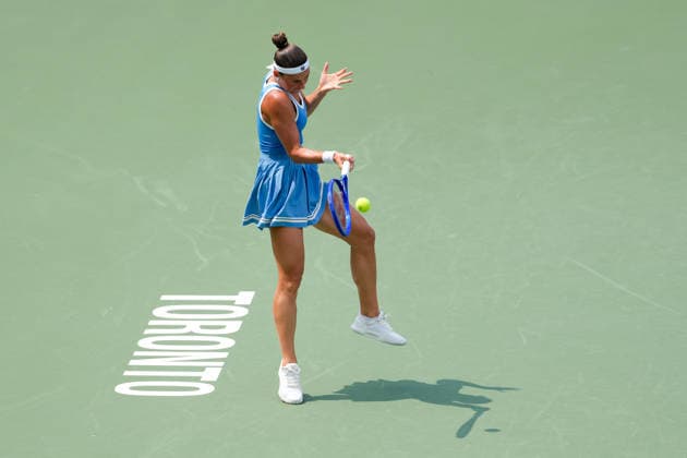 WTA, Tennis Damen Masters 1000 National Bank Open Toronto 2026 - Round of 16 - Day 8 Marta Kostiuk of Ukraine returns a forehand during the Women™s Singles round of 16 match against Iga ÅöwiÄÖtek of Poland on day 8 of the WTA Masters 1000 National Bank Open at Sobeys Stadium on August 8, 2026, in Toronto, Canada. (Photo by Leonardo Ramirez Eyepix Group) Copyright: xLeonardoxRamirezx xEyepixxGroupx LR_06082026_09238