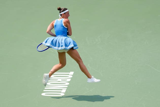 WTA, Tennis Damen Masters 1000 National Bank Open Toronto 2026 - Round of 16 - Day 8 Marta Kostiuk of Ukraine plays a backhand during the Women™s Singles round of 16 match against Iga ÅöwiÄÖtek of Poland on day 8 of the WTA Masters 1000 National Bank Open at Sobeys Stadium on August 8, 2026, in Toronto, Canada. (Photo by Leonardo Ramirez Eyepix Group) Copyright: xLeonardoxRamirezx xEyepixxGroupx LR_06082026_09239