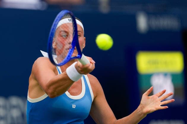 WTA, Tennis Damen Masters 1000 National Bank Open Toronto 2026 - Round of 16 - Day 8 Marta Kostiuk of Ukraine plays a forehand during the Women™s Singles round of 16 match against Iga ÅöwiÄÖtek of Poland on day 8 of the WTA Masters 1000 National Bank Open at Sobeys Stadium on August 8, 2026, in Toronto, Canada. (Photo by Leonardo Ramirez Eyepix Group) Copyright: xLeonardoxRamirezx xEyepixxGroupx LR_06082026_09242
