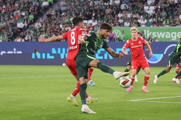 08.08.2026, xgox, Fussball, 2. Bundesliga, VfL Wolfsburg - 1. FC Kaiserslautern v.l. Semih Sahin (Kaiserslautern, 8) Muhammed Damar (Wolfsburg, 20) Zweikampf, Duell, Kampf, tackle (DFL DFB REGULATIONS PROHIBIT ANY USE OF PHOTOGRAPHS as IMAGE SEQUENCES and or QUASI-VIDEO) Wolfsburg *** August 8, 2026, xgox, Soccer, 2. Bundesliga, VfL Wolfsburg 1 FC Kaiserslautern v l Semih Sahin (Kaiserslautern), 8 Muhammed Damar (Wolfsburg), 20 Tackle, duel, battle, tackle DFL DFB REGULATIONS PROHIBIT ANY USE OF PHOTOGRAPHS as IMAGE SEQUENCES and or QUASI-VIDEO Wolfsburg