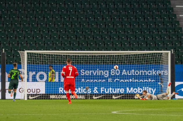 Deutschland: Fussball 2. Bundesliga, 1. Spieltag 2026 2027, VfL Wolfsburg - 1. FC Kaiserslautern am 08.08.2026 in Wolfsburg (Volkswagen-Arena): Jakub Zielinski (VfL Wolfsburg, 30) pariert die Chance von Naatan Skyttä (1. FC Kaiserslautern, 15) Wolfsburg Volkswagen Arena Deutschland *** German Soccer 2. Bundesliga, Matchday 1, 2026–2027, VfL Wolfsburg vs. 1. FC Kaiserslautern on August 8, 2026, at the Volkswagen Arena in Wolfsburg. Jakub Zielinski (VfL Wolfsburg, 30) saves a shot by Naatan Skyttä (1. FC Kaiserslautern, 15). Volkswagen Arena, Wolfsburg, Germany Copyright: xSvenxHeidmannx
