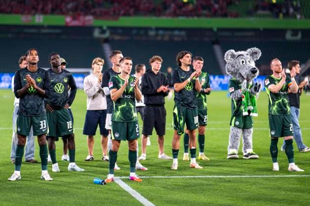 08.08.2026: Fußball, 2. Bundesliga: VfL Wolfsburg - 1. FC Kaiserslautern, 1. Spieltag in der Volkswagen Arena. Die Wolfsburger Spieler bedanken sich bei ihren Fans. WICHTIGER HINWEIS: Gemäß den Vorgaben der DFL und des DFB ist es untersagt, in dem Stadion und oder vom Spiel angefertigte Fotoaufnahmen in Form von Sequenzbildern und oder videoähnlichen Fotostrecken zu verwerten bzw. verwerten zu lassen. *** August 8, 2026 Soccer, 2. Bundesliga: VfL Wolfsburg 1, FC Kaiserslautern 1, Matchday 1 at the Volkswagen Arena The Wolfsburg players thank their fans IMPORTANT NOTICE In accordance with DFL and DFB regulations, it is prohibited to use or allow the use of photographs taken in the stadium and or during the match in the form of sequential images and or video-like photo sequences Copyright: xDavidxInderliedx