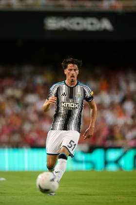 Orange Trophy - Valencia CF and Newcastle VALENCIA, SPAIN - AUGUST 8: Shahar of Newcastle United runs with the ball during the Orange Trophy match between Valencia CF and Newcastle at Mestalla Stadium on August 8, 2026 in Valencia, Spain. (Photo by Francisco Macia Photo Players Images Magara Press) Valencia Mestalla Stadium Spain Copyright: xFranciscoxMaciax