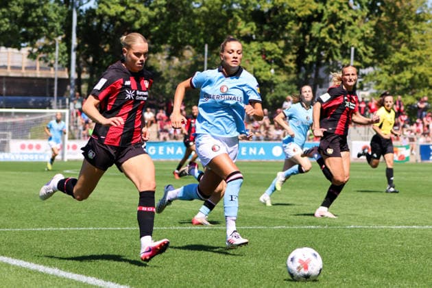 Leverkusen, Deutschland: 08.08.2026 - Saisoneröffnung Testspiel - Bayer Leverkusen Frauen vs. Feyenoord Rotterdam Frauen Im Bild: v.li. Cornelia Kramer (Leverkusen) im Laufduell *** Leverkusen, Germany, August 8, 2026 Season Opener: Friendly Match—Bayer Leverkusen Women vs. Feyenoord Rotterdam Women. Pictured, from left: Cornelia Kramer (Leverkusen) in a footrace. Copyright: HMBxMedia MadeleinexFantini