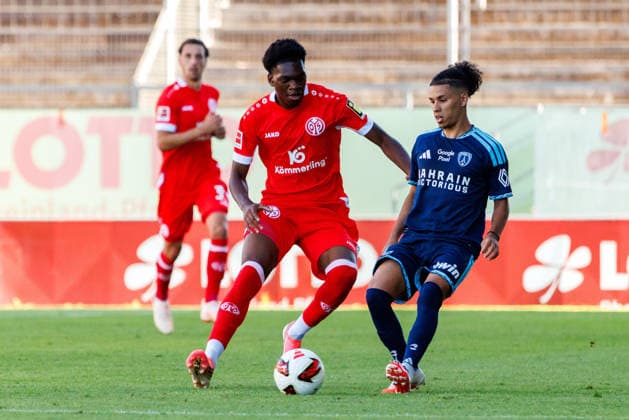 MAINZ, GERMANY - AUGUST 8: Ilan Kebbal (FC Paris, 10) is challenged by Rael Nakuzola (1. FSV Mainz 05, 47) during the exhibition game between 1. FSV Mainz 05 vs. FC Paris at Bruchweg Stadium in preparation for the Bundesliga season 2026 27 on August 8, 2026 in Mainz, Germany. Rhineland-Palatinate Germany Copyright: xStephanxHahnex