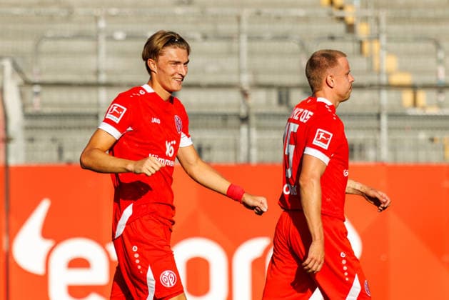MAINZ, GERMANY - AUGUST 8: Kacper Potulski (1. FSV Mainz 05, 48) celebrates scoring his team s fourth goal with teammates during the exhibition game between 1. FSV Mainz 05 vs. FC Paris at Bruchweg Stadium in preparation for the Bundesliga season 2026 27 on August 8, 2026 in Mainz, Germany. Rhineland-Palatinate Germany Copyright: xStephanxHahnex
