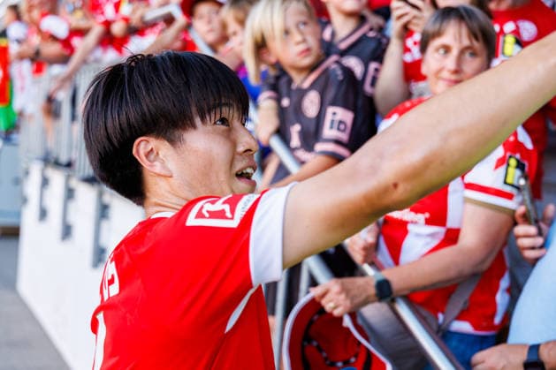 MAINZ, GERMANY - AUGUST 8: Sota Kawasaki (1. FSV Mainz 05, 24) signs some jerseys after the exhibition game between 1. FSV Mainz 05 vs. FC Paris at Bruchweg Stadium in preparation for the Bundesliga season 2026 27 on August 8, 2026 in Mainz, Germany. Rhineland-Palatinate Germany Copyright: xStephanxHahnex