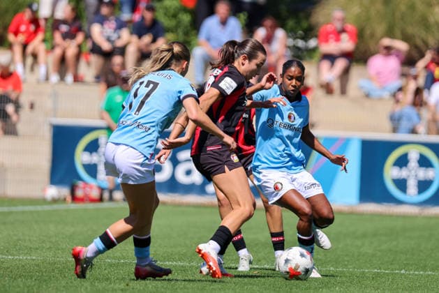 Leverkusen, Deutschland: 08.08.2026 - Saisoneröffnung Testspiel - Bayer Leverkusen Frauen vs. Feyenoord Rotterdam Frauen Im Bild: v.li. die Zweite Loreen Bender (Leverkusen) im Zweikampf *** Leverkusen, Germany, August 8, 2026 Season opener: Friendly match between Bayer Leverkusen Women and Feyenoord Rotterdam Women. Pictured, from left, Loreen Bender (second from left) of Leverkusen in a tackle. Copyright: HMBxMedia MadeleinexFantini