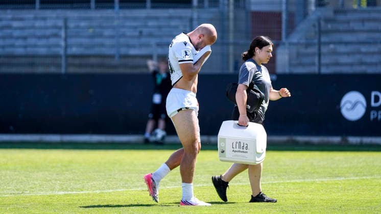Felix Lohkemper (SVS, 10) hat sich verletzt und muss ausgewechselt werden, Ines Bechtel (Physiotherapeutin, SV Sandhausen) begleitet ihn vom Platz, verletzt, Verletzung, Verletzungspause, Action, Aktion, Spielszene, enttäuscht schauend, Enttäuschung, Frustration, disappointed, pessimistisch, 08.08.2026, Sandhausen (Deutschland), Fussball, Regionalliga Südwest, SV Sandhausen - TSV Steinbach Haiger *** Felix Lohkemper (SVS, 10) has been injured and must be substituted; Ines Bechtel, physical therapist, SV Sandhausen accompanies him off the field, injured, injury, time out due to injury, action, play, looking disappointed, disappointment, frustration, disappointed, pessimistic, August 8, 2026, Sandhausen, Germany, soccer, Regionalliga Southwest, SV Sandhausen vs. TSV Steinbach Haiger xozx