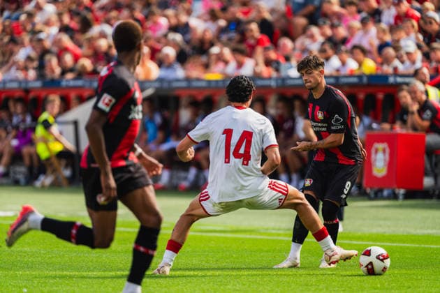 Jeanuel Belocian (Bayer 04 Leverkusen, 44), Peque (FC Sevilla, 14) versucht einen Steilpass von Afonso Moreira (Bayer 04 Leverkusen, 09) zu unterbinden Bayer 04 Leverkusen vs. FC Sevilla, Fussball, Saisoneroeffnungspiel, Freundschaftsspiel, Saison 2026 27, 08.08.2026, DFL REGULATIONS PROHIBIT ANY USE OF PHOTOGRAPHS AS IMAGE SEQUENCES AND OR QUASI-VIDEO, Bayer 04 Leverkusen vs. FC Sevilla, Fussball, Saisoneroeffnungsspiel, Freundschaftsspiel, Saison 2026 27, 08.08.2026 Leverkusen *** Jeanuel Belocian, Bayer 04 Leverkusen, 44, Peque (FC Sevilla), 14, attempts to intercept a through ball from Afonso Moreira (Bayer 04 Leverkusen), 09, Bayer 04 Leverkusen vs. FC Sevilla, soccer, season opener, friendly match, 2026–27 season, August 8, 2026, DFL regulations prohibit any use of photographs as image sequences and or quasi-video, Bayer 04 Leverkusen vs. FC Sevilla, soccer, season opener, friendly match, 2026–27 season, August 8, 2026, Leverkusen Copyright: xEibner-Pressefoto LukasxBaldygax EP_LBA