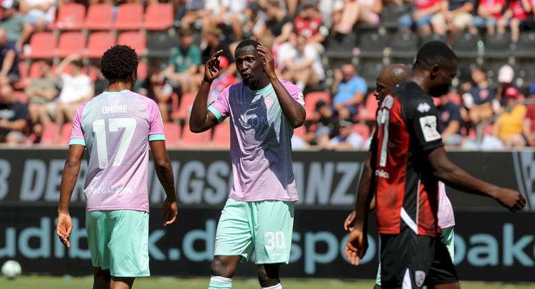 07.08.2026, 3. Liga, FC Ingolstadt 04 - FC Wuerzburger Kickers v.li.: Liam Omore (FC Wuerzburger Kickers), Tarsis Bonga (FC Wuerzburger Kickers) gibt Anweisungen, gestikuliert, mit den Armen gestikulieren, gives instructions, gesticulate, David Kinsombi (FC Wuerzburger Kickers), Obed Chidindu Ugondu (FC Ingolstadt 04) Ingolstadt Audi-Sportpark Bayern Deutschland *** August 7, 2026, 3rd Division, FC Ingolstadt 04 vs. FC Würzburger Kickers: Liam Omore (FC Würzburger Kickers), Tarsis Bonga (FC Würzburger Kickers) gives instructions, gesticulates, waves his arms, David Kinsombi (FC Würzburger Kickers), Obed Chidindu Ugondu (FC Ingolstadt 04), Ingolstadt, Audi Sportpark, Bavaria, Germany