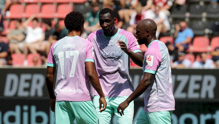 07.08.2026, 3. Liga, FC Ingolstadt 04 - FC Wuerzburger Kickers v.li.: Liam Omore (FC Wuerzburger Kickers), Tarsis Bonga (FC Wuerzburger Kickers) gibt Anweisungen, gestikuliert, mit den Armen gestikulieren, gives instructions, gesticulate, David Kinsombi (FC Wuerzburger Kickers) Ingolstadt Audi-Sportpark Bayern Deutschland *** August 7, 2026, 3rd Division, FC Ingolstadt 04 vs. FC Würzburger Kickers; from left: Liam Omore (FC Würzburger Kickers), Tarsis Bonga (FC Würzburger Kickers) gives instructions, gesticulates, waves his arms, David Kinsombi, FC Würzburger Kickers, Ingolstadt, Audi Sportpark, Bavaria, Germany