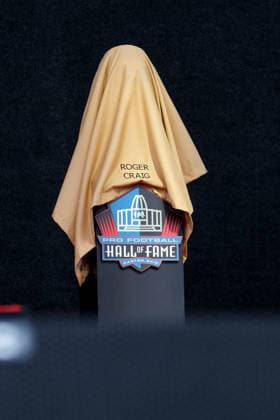 August 8, 2026: The NFL, American Football Herren, USA Hall of Fame bust of Roger Craig sits covered on the stage prior to the NFL Hall of Fame Enshrinement Ceremony at the Tom Benson Hall of Fame Stadium in Canton, OH. CSM Canton USA - ZUMAc04_ 20260808_zma_c04_203 Copyright: xJonathanxMailhesx