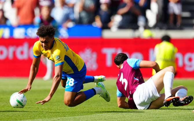 Max Kilman of West Ham United fouls Luke Brooke-Smith of Portsmouth West Ham United v Portsmouth, EFL Carabao Cup, First Round, Football, London Stadium, London, UK - 08 Aug 2026London London Stadium United Kingdom EDITORIAL USE ONLY No use with unauthorised audio, video, data, fixture lists, club league logos or live services. Online in-match use limited to 120 images, no video emulation. No use in betting, games or single club league player publications.  Copyright: xJavierxGarcia Shutterstockx 17051072ey
