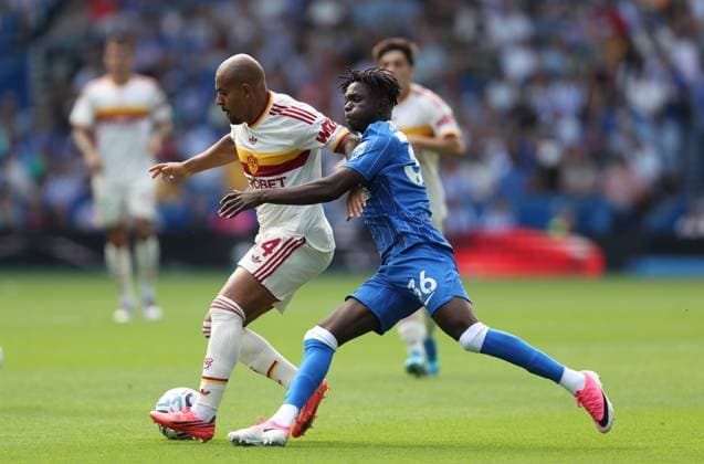 Pre Season Friendly - Brighton & Hove Albion v AS Roma BRIGHTON, ENGLAND, AUGUST 8: Donyell Malen of AS Roma battles for the ball with Zadok Yohanna of Brighton & Hove Albion during the Pre Season Friendly match between Brighton & Hove Albion v AS Roma at AMEX Community Stadium, Brighton on 8 August. (Photo by Daniel Weir) Brighton AMEX Community Stadium United Kingdom Copyright: xDanielxWeir SportsxPressxPhotox Sportspressphoto_SPR202591