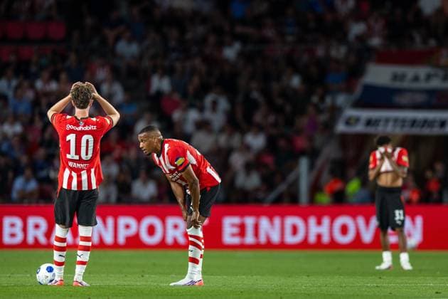 EINDHOVEN - (lr) Paul Wanner of PSV Eindhoven, Alassane Plea of PSV Eindhoven and Noah Fernandez of PSV Eindhoven are disappointed by the late equalizer (2-2) during the Dutch Eredivisie match between PSV and Fortuna Sittard at the Philips Stadium on August 8, 2026 in Eindhoven, the Netherlands. SONNY LENSEN ANP Eredivisie 2026 27 xVIxANPxSportx xxANPxIVx 565115507 originalFilename: 565115507.jpg