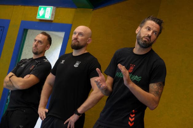 08.08.2026, xtgx, Handball Turnier, SC Magdeburg - SC DHfK Leipzig emspor, v.l. Dino Spiranec (Magdeburg, Torwarttrainer), Yves Grafenhorst (Magdeburg, Co-Trainer), Bennet Wiegert (Magdeburg, Trainer) Lößnitz *** August 8, 2026, xtgx, Handball Tournament, SC Magdeburg vs. SC DHfK Leipzig emspor, from left: Dino Spiranec (Magdeburg), goalkeeper coach; Yves Grafenhorst (Magdeburg), assistant coach; Bennet Wiegert (Magdeburg), head coach of Lößnitz