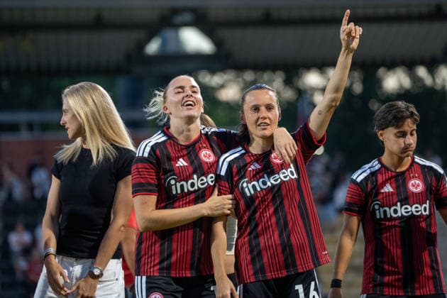 Sport Bilder des Tages #2 08.08.2026, xhfmx, Fussball UEFA WCLQ, Eintracht Frankfurt - Malmö FF v.l. Die Eintracht Frauen feiern den Heimsieg gegen Malmö. Laura Freigang (Eintracht Frankfurt, 10), Hayley Raso (Eintracht Frankfurt, 16) (DFL DFB REGULATIONS PROHIBIT ANY USE OF PHOTOGRAPHS as IMAGE SEQUENCES and or QUASI-VIDEO) Frankfurt *** August 8, 2026, xhfmx, Soccer UEFA WCLQ, Eintracht Frankfurt vs. Malmö FF. The Eintracht women celebrate their home victory against Malmö. Laura Freigang, Eintracht Frankfurt, 10, Hayley Raso, Eintracht Frankfurt, 16. DFL and DFB regulations prohibit any use of photographs as image sequences and or quasi-video. Frankfurt
