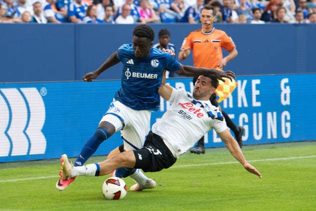 Christian GOMIS (GE) gegen Sead KOLASINAC (AB) Aktion, Zweikampf, Fussball Freundschaftsspiel FC Schalke 04 - Atalanta Bergamo 0-3 am 08.08.2026 in der Veltins-Arena Gelsenkirchen Deutschland. DFL regulations prohibit any use of photographs as image sequences and or quasi-video Â *** Christian GOMIS (GE) vs. Sead KOLASINAC (AB) – Play, Tackle, Soccer friendly match: FC Schalke 04 vs. Atalanta Bergamo 0–3 on August 8, 2026, at the Veltins Arena in Gelsenkirchen, Germany. DFL regulations prohibit any use of photographs as image sequences and or quasi-video.