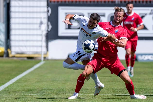 v.li.: Mert Tasdelen (SVS, 11), Nick Galle (Steinbach, 3), Zweikampf, Spielszene, Duell, duel, tackle, tackling, Dynamik, Action, Aktion, 08.08.2026, Sandhausen (Deutschland), Fussball, Regionalliga Südwest, SV Sandhausen - TSV Steinbach Haiger *** v li Mert Tasdelen SVS, 11, Nick Galle Steinbach, 3, tackle, game scene, duel, tackle, tackling, dynamics, action, 08 08 2026, Sandhausen, Germany, soccer, Regionalliga Südwest, SV Sandhausen vs. TSV Steinbach Haiger xozx