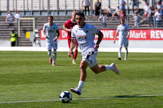 Arianit Ferati (SVS, 47), am Ball, Freisteller, Ganzkörper, Einzelbild, Einzelfoto, Aktion, Action, 08.08.2026, Sandhausen (Deutschland), Fussball, Regionalliga Südwest, SV Sandhausen - TSV Steinbach Haiger *** Arianit Ferati SVS, 47, on the ball, cutout, full-body, single frame, single photo, action, 08 08 2026, Sandhausen, Germany, soccer, Regionalliga Südwest, SV Sandhausen vs. TSV Steinbach Haiger xozx