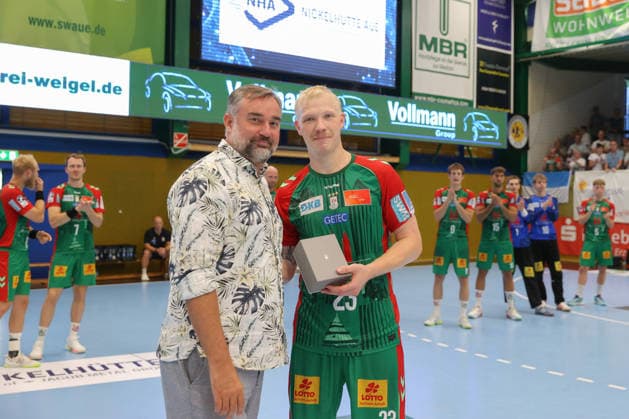 08.08.2026, xtgx, Handball Turnier, SC Magdeburg - SC DHfK Leipzig emspor, v.l. Stephan Swat (Aue), Magnus Saugstrup (Magdeburg, 23) Spieler des Spiels Lößnitz *** August 8, 2026, xtgx, Handball Tournament, SC Magdeburg vs. SC DHfK Leipzig emspor, from left: Stephan Swat (Aue), Magnus Saugstrup (Magdeburg), 23 players in the Lößnitz game