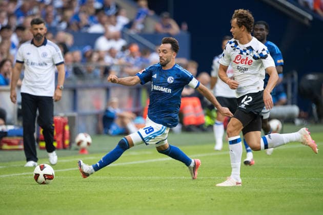 Kenan KARAMAN (GE) gegen Giorgio SCALVINI (AB) Aktion, Zweikampf, Fussball Freundschaftsspiel FC Schalke 04 - Atalanta Bergamo 0-3 am 08.08.2026 in der Veltins-Arena Gelsenkirchen Deutschland. DFL regulations prohibit any use of photographs as image sequences and or quasi-video Â *** Kenan KARAMAN (GE) vs. Giorgio SCALVINI (AB) – Action, Tackle, Soccer Friendly Match: FC Schalke 04 vs. Atalanta Bergamo 0–3 on August 8, 2026, at the Veltins Arena in Gelsenkirchen, Germany. DFL regulations prohibit any use of photographs as image sequences and or quasi-video.