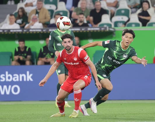 Kento Shiogai (VfL Wolfsburg), Semih Sahin (1.FC Kaiserslautern) Fussball, Herren, Saison 2026 2027, 2.Liga, Volkswagenarena, VfL Wolfsburg gegen 1.FC Kaiserslautern 0-0 DFL REGULATIONS PROHIBIT ANY USE OF PHOTOGRAPHS AS IMAGE SEQUENCES AND OR QUASI-VIDEO. *** Kento Shiogai, VfL Wolfsburg; Semih Sahin, 1. FC Kaiserslautern; Soccer, Men s, 2026–2027 Season, 2. Bundesliga, Volkswagen Arena, VfL Wolfsburg vs. 1. FC Kaiserslautern 0–0. DFL regulations prohibit any use of photographs as image sequences and or quasi-video.