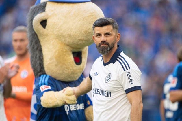 Sport Bilder des Tages #2 Die Schalker gehen nach dem Spiel zu ihen Fans, Trainer Miron MUSLIC (GE) und Maskottchen ERWIN (GE) Fussball Freundschaftsspiel FC Schalke 04 - Atalanta Bergamo 0-3 am 08.08.2026 in der Veltins-Arena Gelsenkirchen Deutschland. DFL regulations prohibit any use of photographs as image sequences and or quasi-video Â *** After the game, the Schalke players head over to their fans, Coach Miron MUSLIC GE and mascot ERWIN GE at the FC Schalke 04 vs. Atalanta Bergamo 0–3 friendly soccer match on August 8, 2026, at the Veltins Arena in Gelsenkirchen, Germany. DFL regulations prohibit any use of photographs as image sequences and or quasi-video.