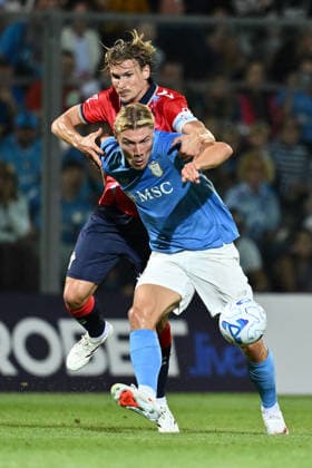 SOCCER - Friendly Match - Napoli vs. Celta Vigo Photo by IPA ABACAPRESS.COM87332408 - Carl Starfelt of Real Club Celta de Vigo and Rasmus Hojlund of S.S.C. Napoli are in action during a preseason friendly match between S.S.C. Napoli and Real Club Celta de Vigo at the Teofilo Patini Stadium on August 8, 2026, in Castel di Sangro, Italy. Castel di Sangro Italy  Copyright: xIPAxSport ABACAx