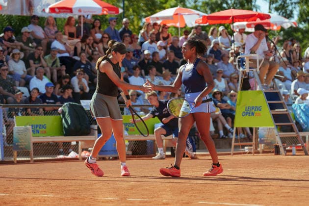 Leipzig Open 2026 - W75 Leipzig - Finale: Aneta Kucmova (CZE) Aneta Laboutkova (CZE) - Rasheeda McAdoo (USA) Sapfo Sakellaridi (GRE) Sapfo Sakellaridi (GRE) und Rasheeda McAdoo (USA) klatschen ab am 08.08.2026 im Leipziger Tennisclub 1990 e.V., Leipzig (Sachsen) Leipzig Leipziger Tennisclub 1990 e.V. Sachsen Deutschland *** Leipzig Open 2026 W75 Leipzig Final: Aneta Kucmova (CZE), Aneta Laboutkova (CZE), Rasheeda McAdoo (USA), Sapfo Sakellaridi (GRE), Sapfo Sakellaridi (GRE), and Rasheeda McAdoo (USA) high-five on August 8, 20262026 at the Leipzig Tennis Club 1990 e.V., Leipzig, Saxony, Leipzig, Leipzig Tennis Club 1990 e.V., Saxony, Germany