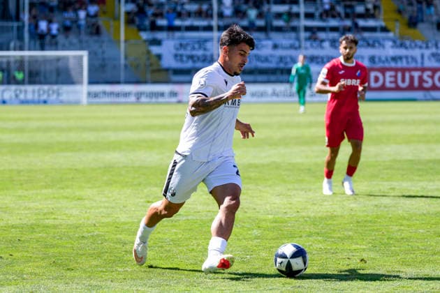 Tasos Leonidis (SVS, 29), am Ball, Freisteller, Ganzkörper, Einzelbild, Einzelfoto, Aktion, Action, 08.08.2026, Sandhausen (Deutschland), Fussball, Regionalliga Südwest, SV Sandhausen - TSV Steinbach Haiger *** Tasos Leonidis (SVS), 29, with the ball, isolated figure, full-body shot, single frame, single photo, action, August 8, 2026, Sandhausen, Germany, soccer, Regionalliga Südwest, SV Sandhausen vs. TSV Steinbach Haiger xozx