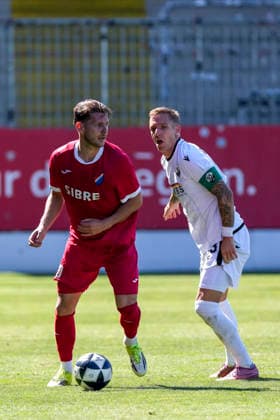 v.li.: Jahn Herrmann (Steinbach, 30), Marco Kehl-Gomez (SVS, 33), Zweikampf, Spielszene, Duell, duel, tackle, tackling, Dynamik, Action, Aktion, 08.08.2026, Sandhausen (Deutschland), Fussball, Regionalliga Südwest, SV Sandhausen - TSV Steinbach Haiger *** v li Jahn Herrmann Steinbach, 30, Marco Kehl Gomez SVS, 33, tackle, game scene, duel, tackle, tackling, dynamics, action, 08 08 2026, Sandhausen, Germany, soccer, Regionalliga Südwest, SV Sandhausen vs. TSV Steinbach Haiger xozx