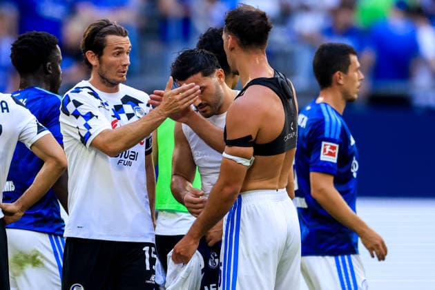 GELSENKIRCHEN, GERMANY - AUGUST 8: Marten De Roon of Atalanta BC and Nikola Katic of FC Schalke 04 shake hands after the pre-season friendly match between FC Schalke 04 and Atalanta BC at the Veltins-Arena on August 8, 2026 in Gelsenkirchen, Germany.  Copyright: xRenexNijhuis MBxMediax