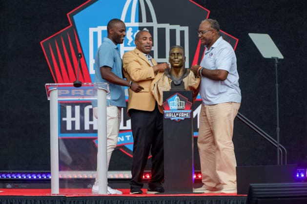 NFL, American Football Herren, USA 2026: NFL Hall Of Fame Enshrinement Ceremony AUG 08 August 8, 2026: Roger Craig, along with former 49ers teammate Jamie Williams, uncover his Hall of Fame bust during the NFL Hall of Fame Enshrinement Ceremony at the Tom Benson Hall of Fame Stadium in Canton, OH. Jonathan Mailhes CSM (Credit Image: Â Jonathan Mailhes Cal Media) Canton Oh USA EDITORIAL USE ONLY Copyright: xx ZUMA-20260808_zma_c04_259.jpg JonathanxMailhesx csmphotothree509785