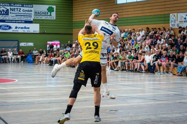 08.08.2026, xovx, Handball Lindencup, HSG Wetzlar - HSC 2000 Coburg v.l. Leonards Valkovskis (HSC Coburg), Dominik Mappes (HSG Wetzlar) Linden Stadthalle Hessen Deutschland (DE) *** August 8, 2026, xovx, Lindencup Handball Tournament, HSG Wetzlar vs. HSC 2000 Coburg, Leonards Valkovskis (HSC Coburg), Dominik Mappes (HSG Wetzlar), Linden Stadthalle, Hesse, Germany, DE