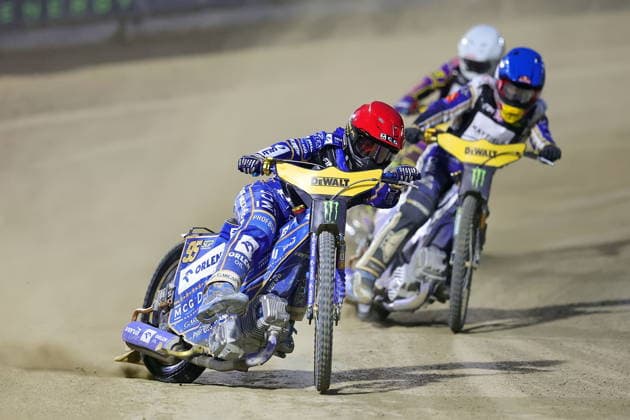 08.08.2026 RYGA (LOTWA) - BIKERNIEKI SPEEDWAY STADIUM, ZUZEL (SPEEDWAY), INDYWIDUALNE MISTRZOSTWA SWIATA (FIM SPEEDWAY World Championship, WM, Weltmeisterschaft GRAND PRIX 2026) - DEWALT FIM SPEEDWAY GRAND PRIX OF LATVIA - RIGA; RUNDA 8 NZ BARTOSZ ZMARZLIK NA PROWADZENIU W BIEGU FINALOWYM, Z TYLU ROBERT LAMBERT I KACPER WORYNA FOTO PAWEL WILCZYNSKI CYFRASPORT NEWSPIX.PL --- newspix.pl 